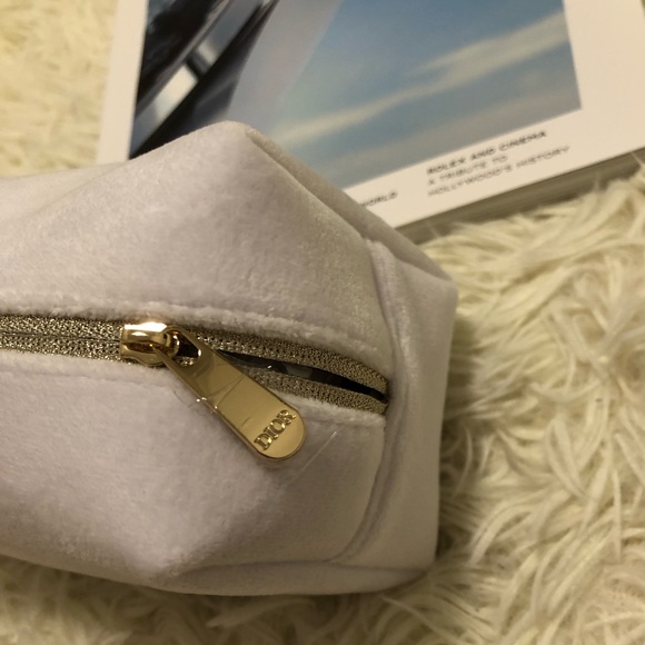 Dior Pouch (Free Mystery clothes) - Picture 4 of 13